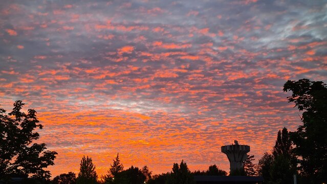 Magnifique ciel orang&eacute; au-dessus du quartier de Chevry au coucher du soleil un soir d'&eacute;t&eacute; (Gif-sur-Yvette, Vall&eacute;e de Chevreuse)