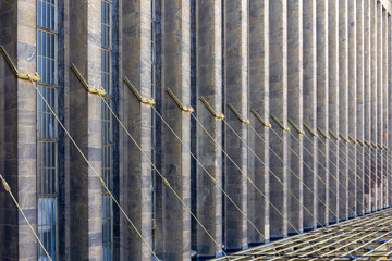 Naklejka premium Building facade featuring strong architectural design elements