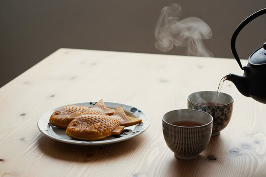 たい焼きと湯気の立つお茶