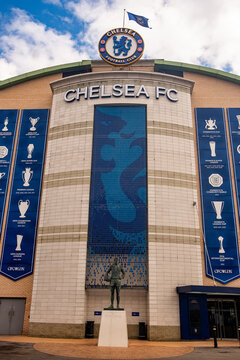 LONDON - Chelsea FC Statue &ndash; Bronze statue of a Chelsea footballer outside Stamford Bridge stadium.