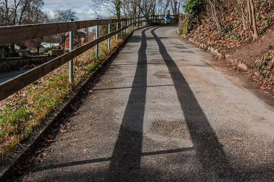 Weg mit Zaun und Zaunschatten