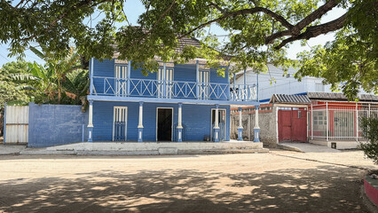 Naklejka premium Blue colonial house in a colombian island village