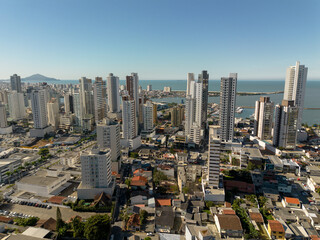 Fototapeta premium Vista aérea do centro da cidade de Itajaí em Santa Catarina com mar ao fundo