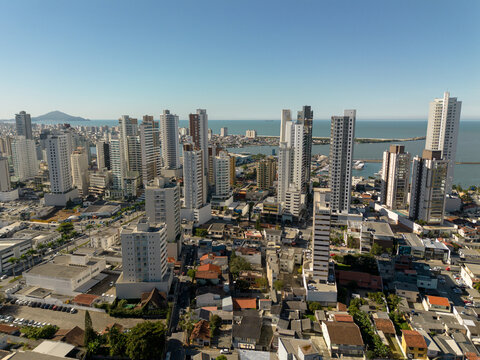 Vista a&eacute;rea do centro da cidade de Itaja&iacute; em Santa Catarina com mar ao fundo