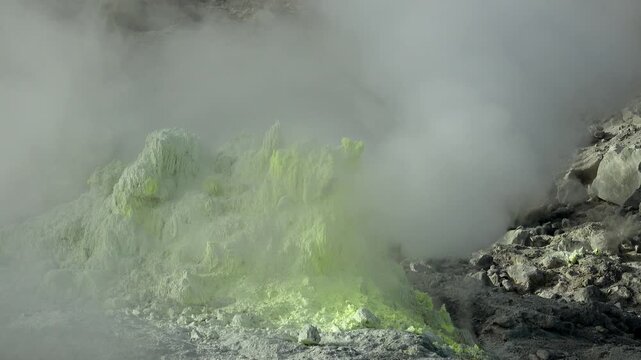 硫黄山の噴気孔