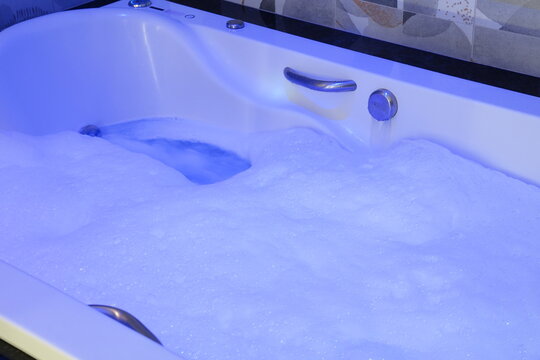 Banheira de Hidromassagem Motel Quarto Luxo Espuma Bebida Noite Relaxar