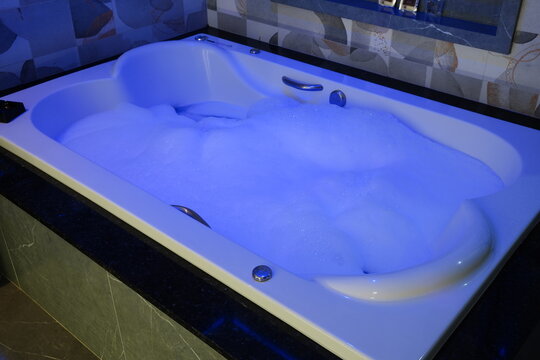 Banheira de Hidromassagem Motel Quarto Luxo Espuma Bebida Noite Relaxar