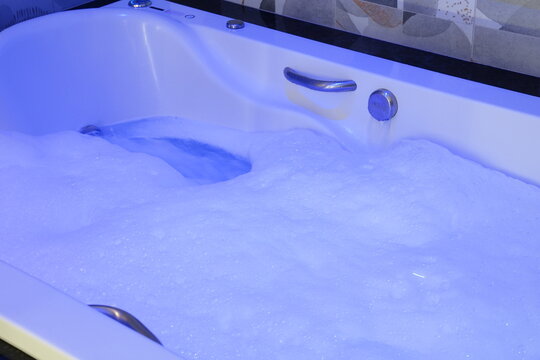 Banheira de Hidromassagem Motel Quarto Luxo Espuma Bebida Noite Relaxar