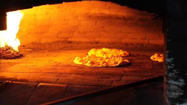 Pizza Saindo do Forno a Lenha Quentinha Preparativos Condimentos