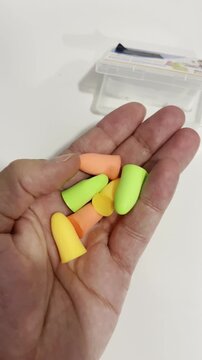 Tapones de o&iacute;dos espuma silicona moldeable ruido silencio descanso protectores goma antirruido masilla colores reutilizable ear plugs para dormir en mano