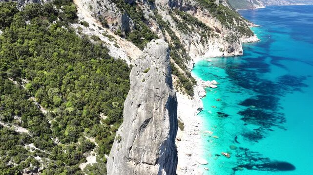 4K drone footage of Goloritz&egrave; Beach on the Baunei coast, Gulf of Orosei, Sardinia. Crystal-clear turquoise waters, white limestone cliffs, and one of Italy&rsquo;s most iconic seascapes