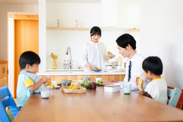 Fototapeta premium 出勤登校前に朝食を食べる4人家族