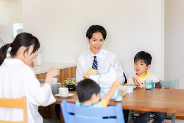 Fototapeta premium 出勤登校前に朝食を食べる4人家族