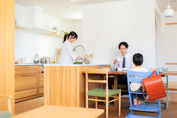Fototapeta premium 出勤登校前に朝食を食べる3人家族