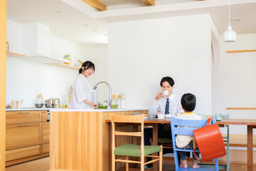 Fototapeta premium 出勤登校前に朝食を食べる3人家族