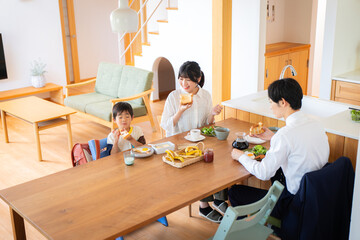 Fototapeta premium 出勤登校前に朝食を食べる3人家族