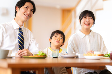 Fototapeta premium 出勤登校前に朝食を食べる3人家族