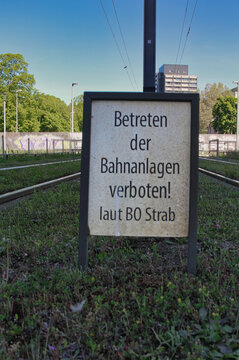 Warnschild auf Stra&szlig;enbahn-Trasse 