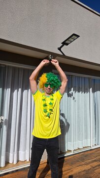torcedor brasileiro celebra vit&oacute;ria do brasil 