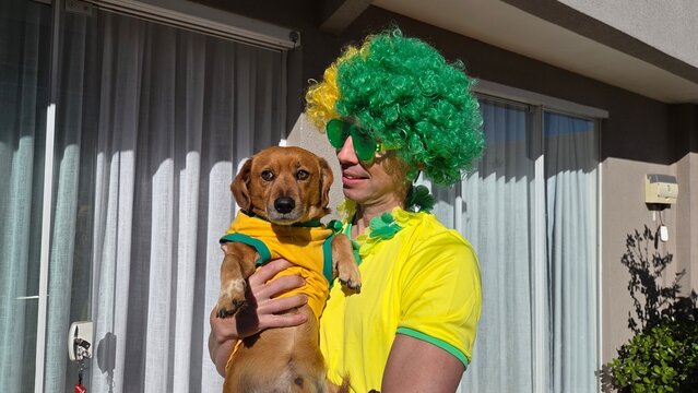 torcedor brasileiro celebra vit&oacute;ria do brasil com cachorro fofo 