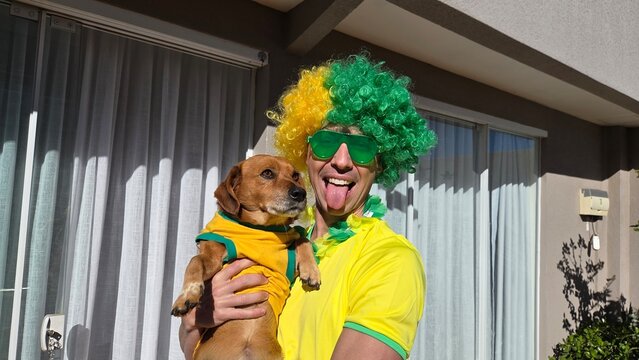 torcedor brasileiro celebra vit&oacute;ria do brasil com cachorro fofo 