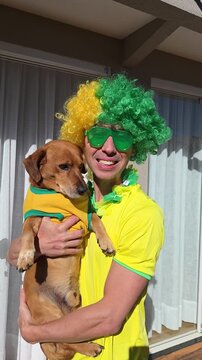 torcedor brasileiro celebra vit&oacute;ria do brasil com cachorro fofo 