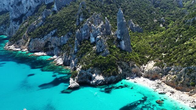 4K drone footage of Goloritz&egrave; Beach on the Baunei coast, Gulf of Orosei, Sardinia. Crystal-clear turquoise waters, white limestone cliffs, and one of Italy&rsquo;s most iconic seascapes