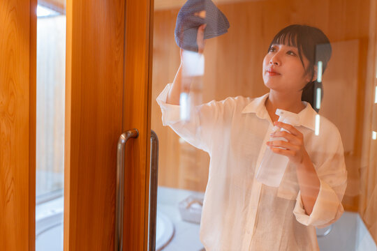 風呂の掃除をする主婦