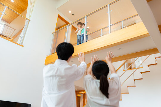 吹き抜けに渡り廊下がある注文住宅