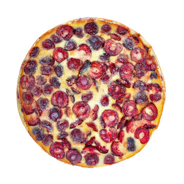 Clafoutis aux cerises traditionnel fait maison, vue de dessus - fond blanc
