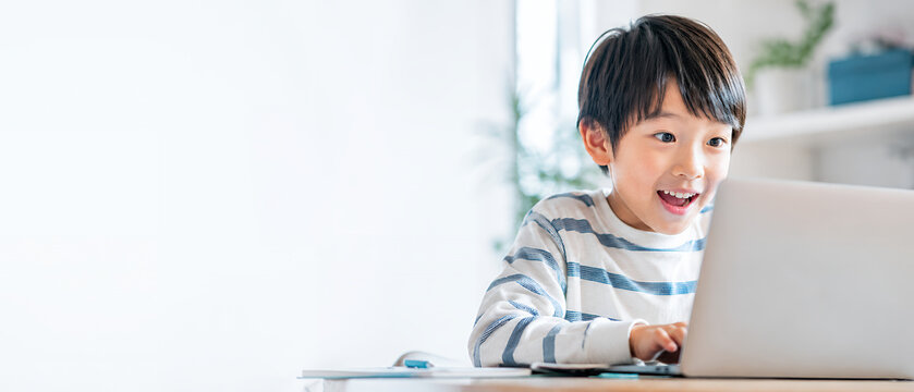 プログラミング学習に集中する小学生の男の子