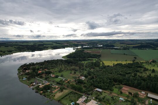Loteamentos e condom&iacute;nios na beira da represa de Jurumirim, em Avar&eacute;, interior do estado de S&atilde;o Paulo, Brasil, em imagem a&eacute;rea obtida com drone.