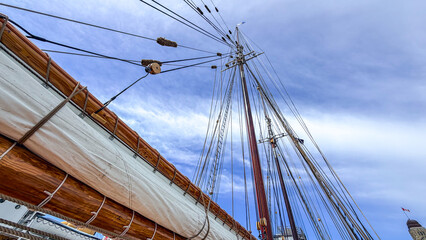 Obraz premium Sails and rigging seen from below on a tall ship in clear weather