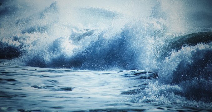 water flowing into the waves
