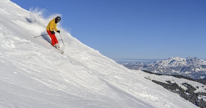 Skier, Hohe Salve ski run, Loferer Steinberge at the back, Skiwelt Wilder Kaiser Brixenthal, Hochbrixen, Tyrol, Austria