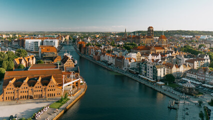 Gdańsk, Polska - Widok z góry na rzekę Motławę, historyczną Żuraw, Wyspę Spichrzów i Stare Miasto o zachodzie słońca. © wojciechkic.com