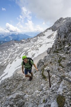 Hikers on the Hermann von Barth trail, via ferrata to the Partenkirchner Dreitorspitze, view of the Leutascher Platt, Wetterstein Mountains, Bavaria, Germany