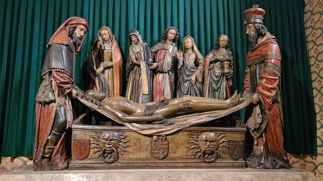 La mise au tombeau de l'&eacute;glise abbatiale de Moissac, chef d'&oelig;uvre de la sculpture m&eacute;di&eacute;vale (abbaye Saint-Pierre de Moissac, Occitanie)