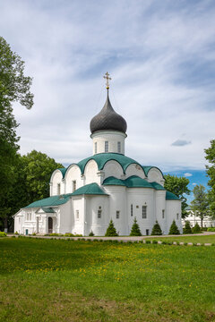 Cathedral of the Trinity of the Life-giving in the ancient Holy Dormition Monastery. Alexandrovskaya Sloboda. Alexandrov, Vladimir region. Golden Ring of Russia (vertical)
