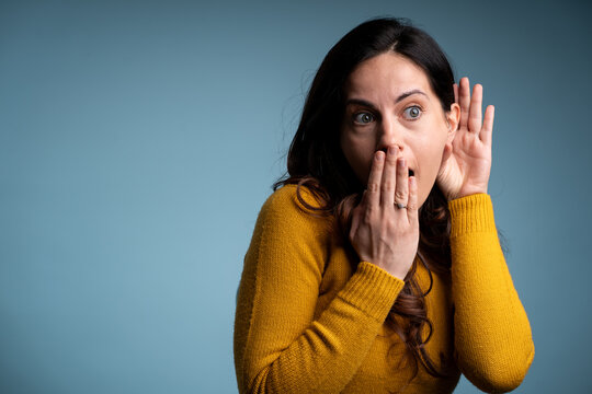 Close up photo astonished woman youth hear confidential information impressed scandals excited open mouth scream wow omg unbelievable unexpected place hand palm isolated blue background