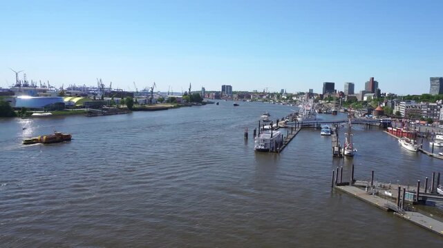 Hamburg Elbphilharmonie im Sommer mit Blick auf die Elbe 