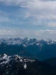Obraz premium Snow-Covered Mountain Peaks Under Blue Sky in British Columbia, Canada Alpine Landscape