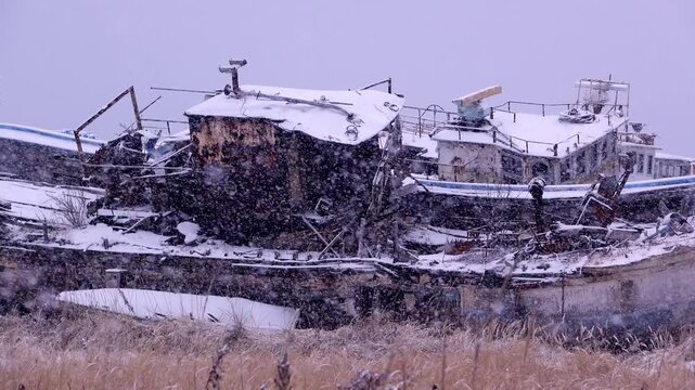 廃船と雪　浜中港