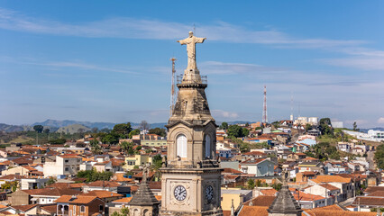 Detalhe do alto da torre principal com Jesus Cristo no Santuário São Francisco de Paula e Nossa Senhora de Fátima, Caminho da Fé, Ouro Fino, Minas Gerais, Brasil! Uma vista aérea de drone!  © Angelo F. Roesler