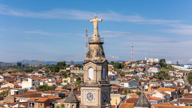 Detalhe do alto da torre principal com Jesus Cristo no Santu&aacute;rio S&atilde;o Francisco de Paula e Nossa Senhora de F&aacute;tima, Caminho da F&eacute;, Ouro Fino, Minas Gerais, Brasil! Uma vista a&eacute;rea de drone! 