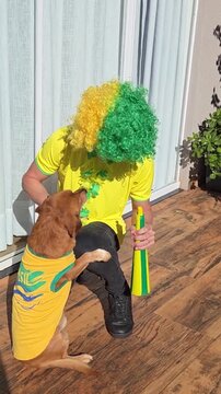 torcedor brasileiro celebra vit&oacute;ria do brasil com cachorro fofo 
