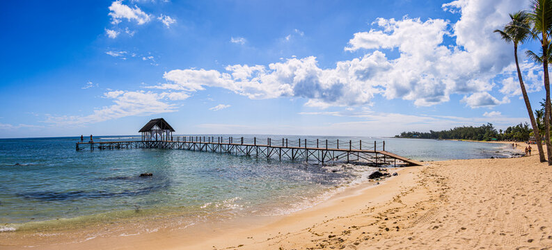 Ponton en bois et plage de sable au Nord-Ouest de l'Ile Maurice, Oc&eacute;an Indien, Afrique