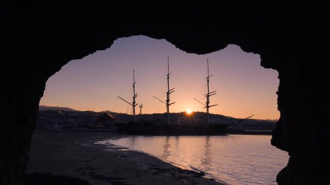 かもめ島より望む開陽丸の日の出