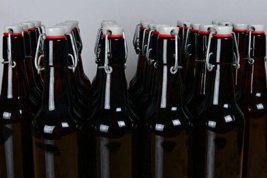 Grupo de botellas de cervezas artesanal con cierre herm&eacute;tico