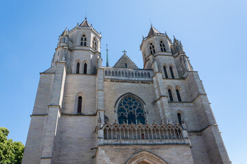 Obraz premium Cathédrale Saint-Bénigne de Dijon en contre-plongée